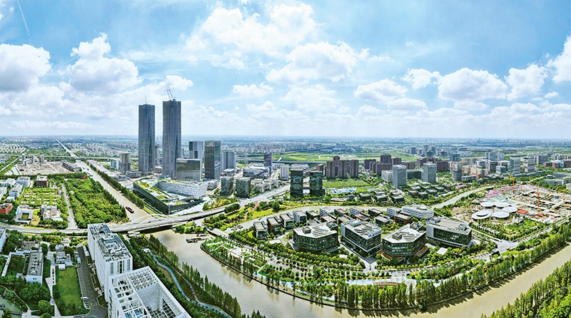 建立全國第一個國際貿(mào)易“單一窗口”，開設(shè)全國第一批自由貿(mào)易賬戶，設(shè)立全國第一家外商獨資醫(yī)院、第一家外商獨資公募基金公司、第一家外商獨資汽車制造企業(yè)……中國（上海）自由貿(mào)易試驗區(qū)掛牌以來，誕生了若干個“全國第一”，在制造業(yè)、金融業(yè)等數(shù)十個開放領(lǐng)域，實現(xiàn)一批全國首創(chuàng)項目落地。圖為上海自貿(mào)區(qū)張江片區(qū)（2023年9月10日攝，無人機照片）。 新華社記者 方喆/攝