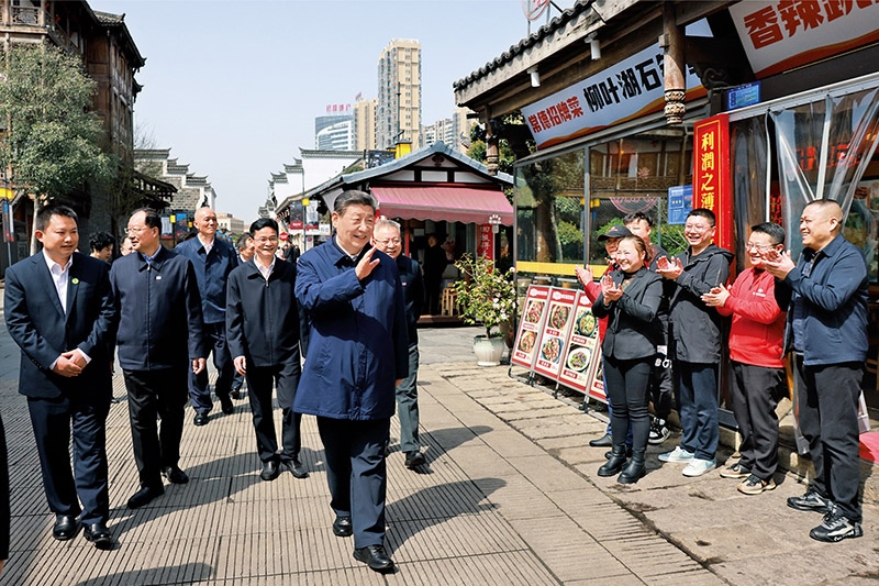 2024年3月18日至21日，中共中央總書(shū)記、國(guó)家主席、中央軍委主席習(xí)近平在湖南考察。這是19日上午，習(xí)近平在常德河街考察時(shí)，同店主和游客親切交流。 新華社記者 王曄/攝