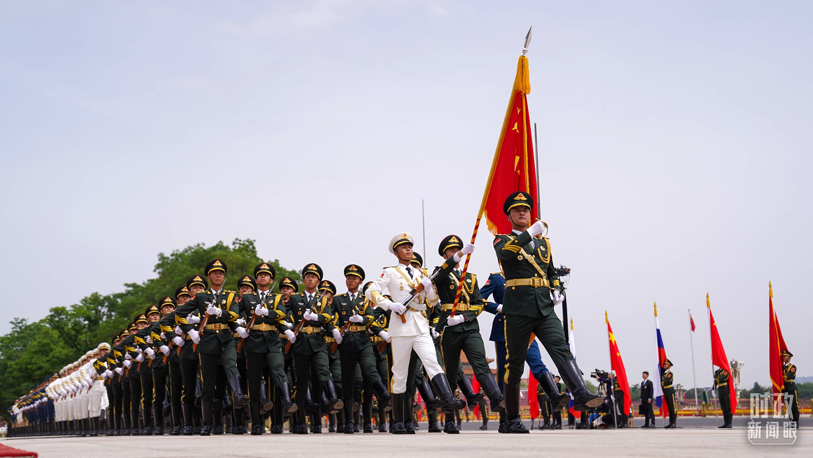 △歡迎儀式現(xiàn)場的中國人民解放軍儀仗隊。（總臺國廣記者李晉拍攝）