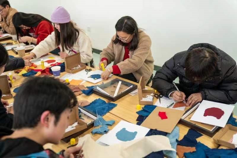 2024年2月，群眾在貴州省民族博物館老師帶領(lǐng)下開展拼布、拓印等非遺手工體驗活動。受訪者供圖