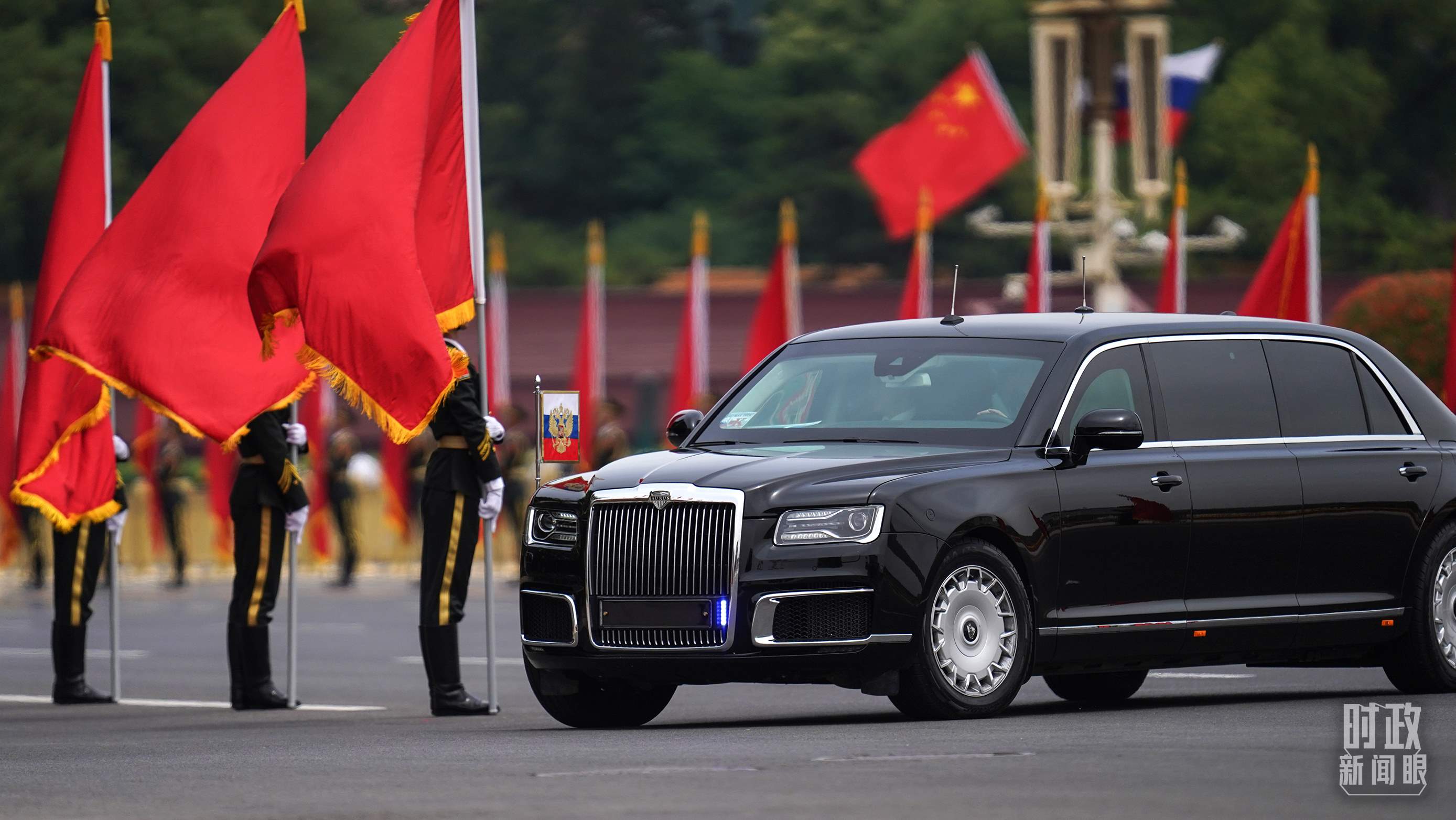 △普京總統(tǒng)乘車抵達歡迎儀式現(xiàn)場。（總臺國廣記者李晉拍攝）