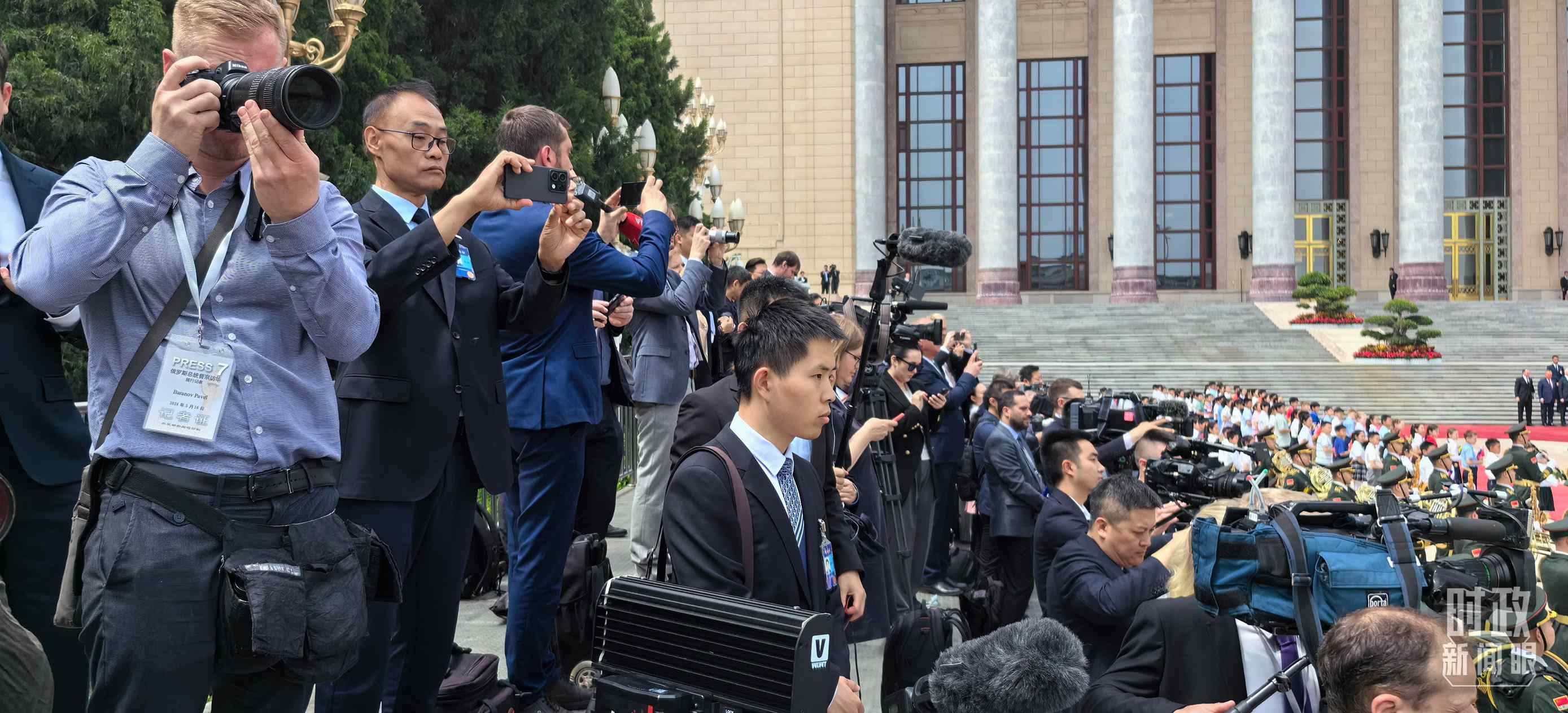 △當天參與現(xiàn)場報道的中外記者。（總臺央視記者楊波、王子杭拍攝）