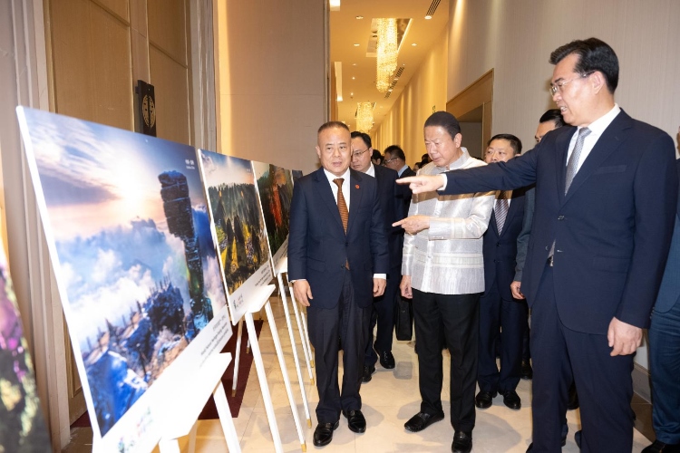 貴州省長李炳軍（右一）向泰方介紹貴州旅游資源。泰國中華總商會供圖