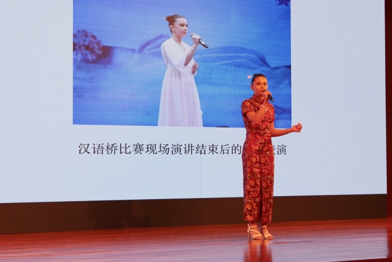 4、美國(guó)的中文愛(ài)好者譚木蘭在現(xiàn)場(chǎng)演唱歌曲《揮著翅膀的女孩》。 伊莎貝爾·羅德里格斯攝