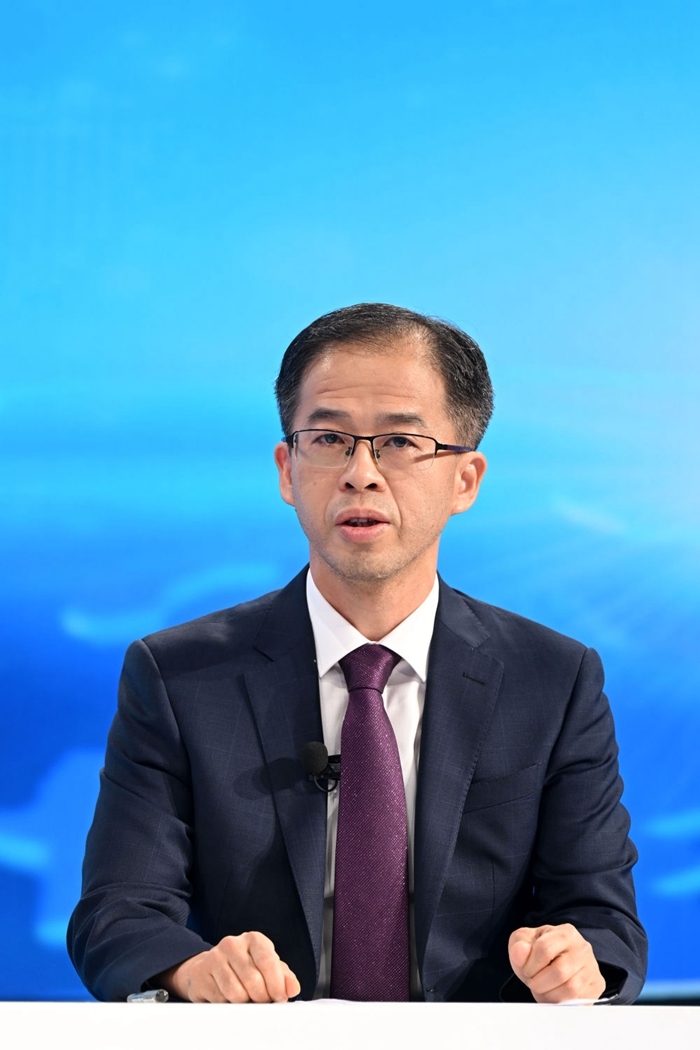 商務(wù)部政研室副主任丁維順在“中國經(jīng)濟圓桌會”錄制現(xiàn)場交流發(fā)言。新華社記者 金良快 攝