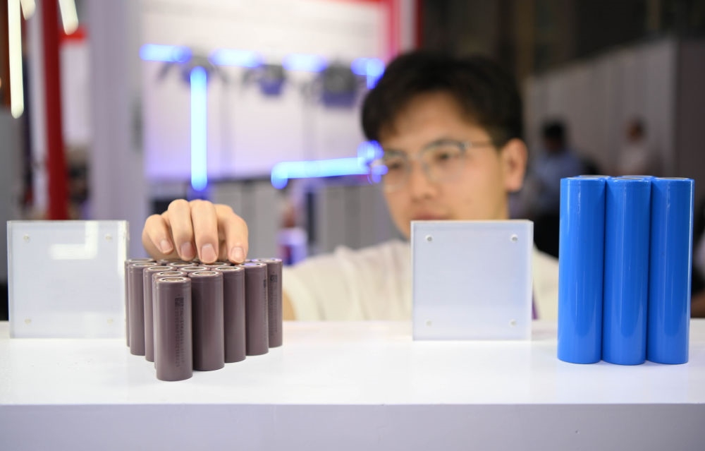 這是一家企業(yè)在第135屆廣交會上展出的鋰電池產(chǎn)品（2024年4月15日攝）。新華社記者 鄧華 攝
