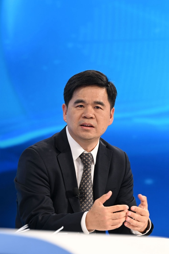 工業(yè)和信息化部運行監(jiān)測協(xié)調(diào)局副局長何海林在“中國經(jīng)濟圓桌會”錄制現(xiàn)場交流發(fā)言。新華社記者 金良快 攝
