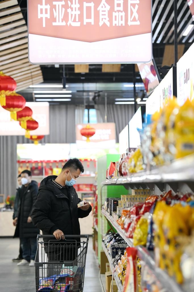 在位于西安浐灞國際港的愛菊健康生活體驗(yàn)館，消費(fèi)者挑選中亞進(jìn)口食品。新華社記者李一博 攝