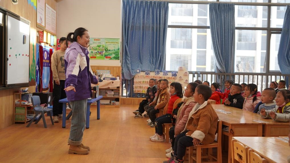  孩子們在昭覺縣易地扶貧搬遷縣城集中安置點(diǎn)沐恩邸社區(qū)幼兒園上課。新華社記者 尹恒 攝