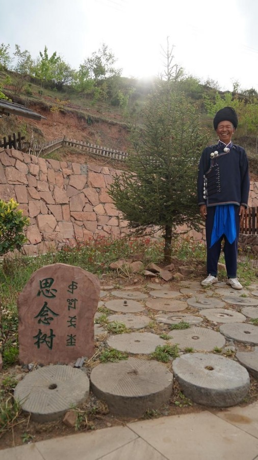 吉地爾子站在“思念樹”前。新華社記者 尹恒 攝