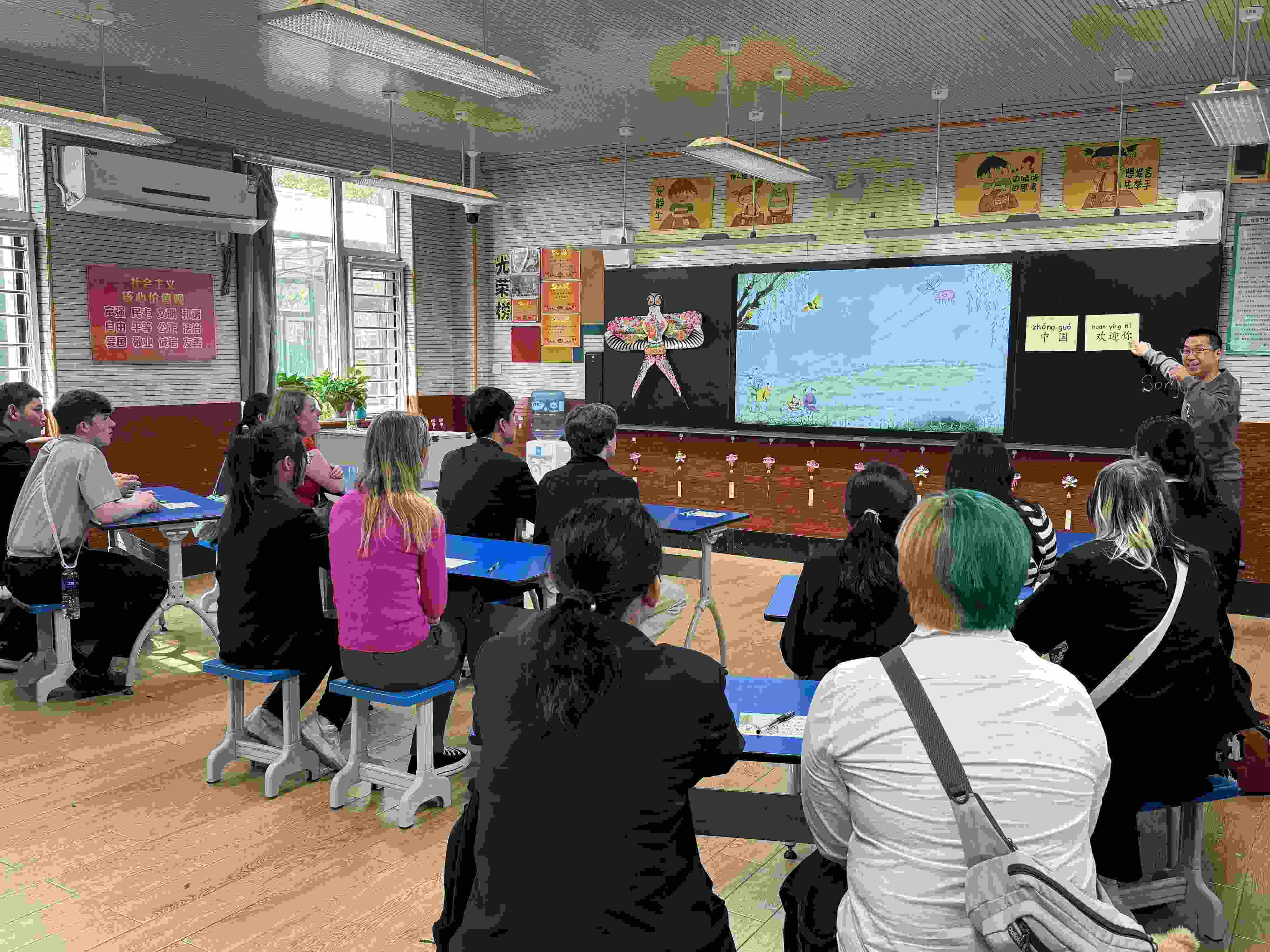 2024年4月20日，美國艾奧瓦州馬斯卡廷高中“友誼傳承”研學(xué)團(tuán)來到石家莊外國語學(xué)校，中美學(xué)生同上一節(jié)中文課。