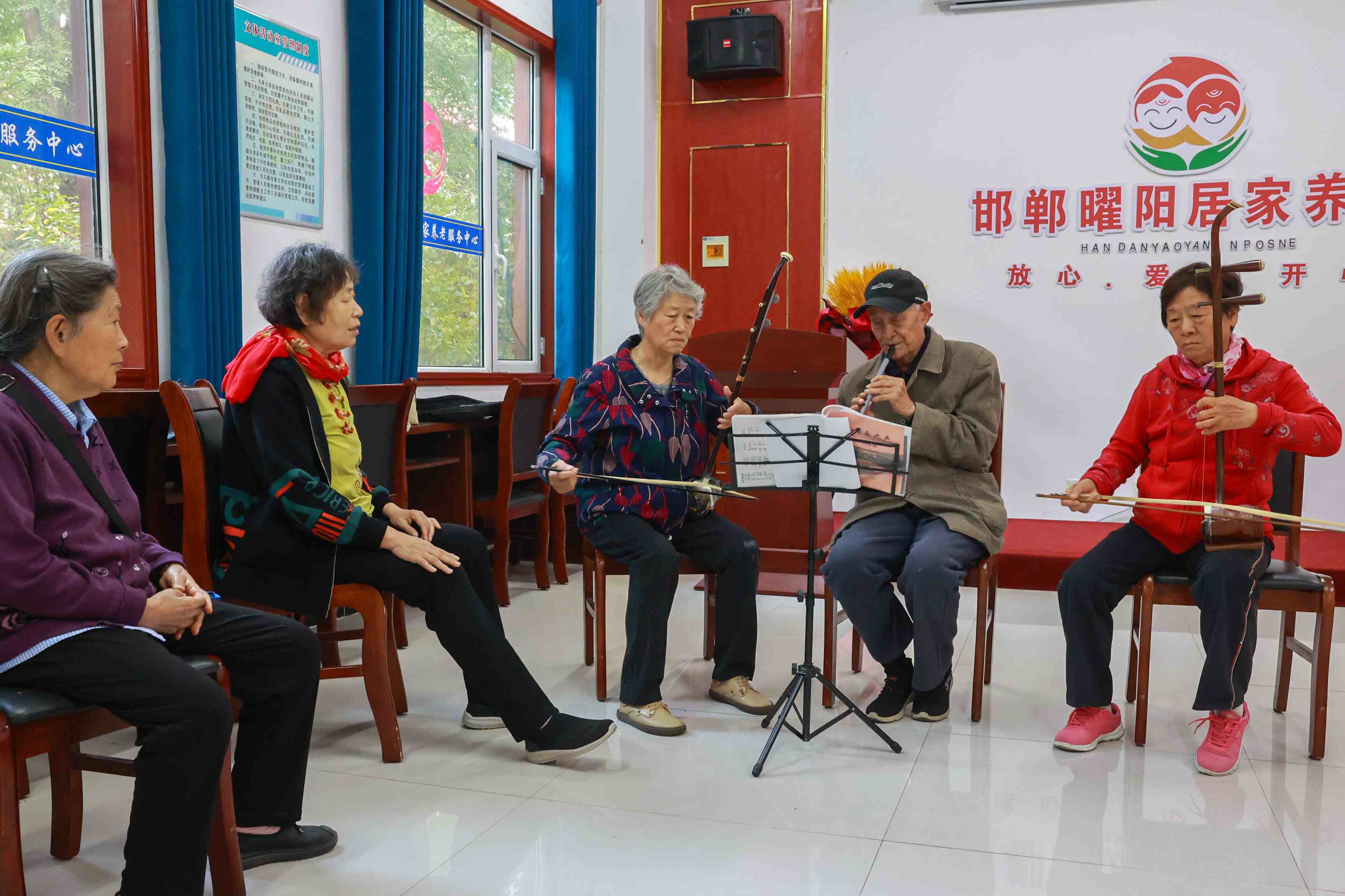 △ 近年來，在以習(xí)近平同志為核心的黨中央堅(jiān)強(qiáng)領(lǐng)導(dǎo)下，從探索建立國家基本養(yǎng)老服務(wù)清單制度，到構(gòu)建居家社區(qū)機(jī)構(gòu)相協(xié)調(diào)的“中國式”養(yǎng)老服務(wù)體系，再到理順養(yǎng)老服務(wù)監(jiān)管機(jī)制，一項(xiàng)項(xiàng)養(yǎng)老服務(wù)領(lǐng)域改革“實(shí)招”“硬招”不斷落地見效。圖為河北省邯鄲市邯山區(qū)曜陽養(yǎng)老服務(wù)中心內(nèi)，老人在學(xué)習(xí)樂器演奏。
