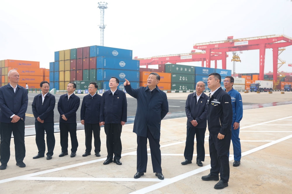 5月22日下午，習(xí)近平總書記在山東省日照市考察調(diào)研。他來到日照港，了解當(dāng)?shù)赝七M港口智慧化綠色化建設(shè)、擴大對外開放等情況。