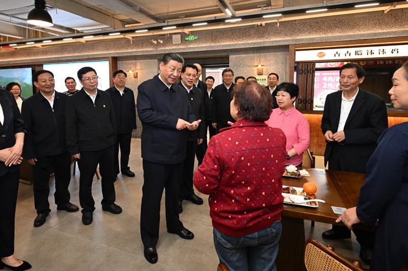 4月22日，在重慶考察的習近平總書記來到九龍坡區(qū)謝家灣街道民主村社區(qū)，察看小區(qū)改造和便民服務情況。