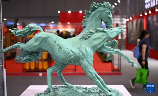 5月24日在第二十屆中國(guó)（深圳）國(guó)際文化產(chǎn)業(yè)博覽交易會(huì)俄羅斯美術(shù)協(xié)會(huì)展臺(tái)拍攝的馬雕塑作品。新華社記者 鄧華 攝