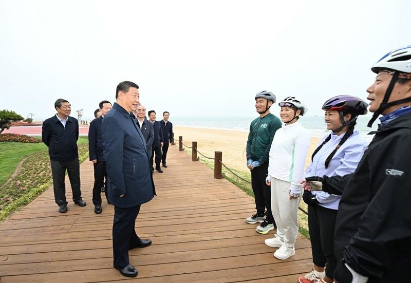 5月22日，在山東日照考察調(diào)研的習近平總書記來到陽光海岸綠道，和騎行愛好者親切交流。