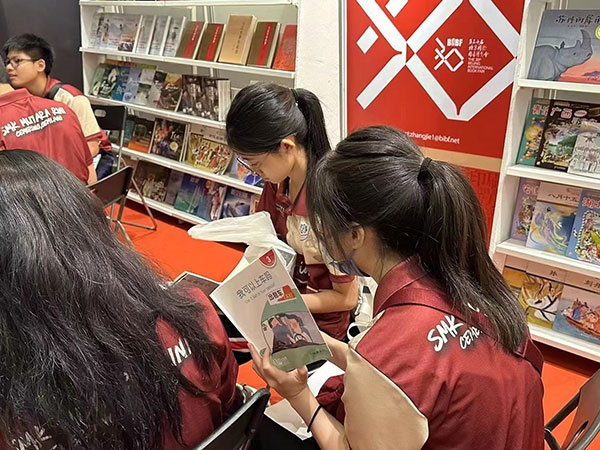 馬來西亞讀者在中國聯(lián)合展臺翻閱中國書籍。 中國圖書進(jìn)出口（集團(tuán)）有限公司供圖