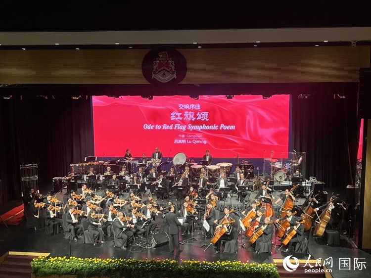 聯(lián)合音樂會現(xiàn)場演奏交響序曲《紅旗頌》。人民網(wǎng)記者 張矜若攝