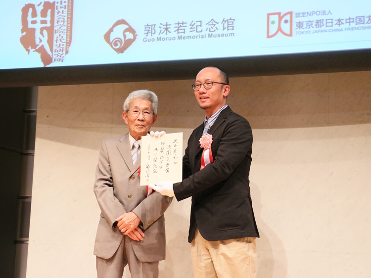 坂田昌一之子坂田文彥（左一）向郭沫若紀(jì)念館捐獻(xiàn)郭沫若致坂田昌一手跡。人民網(wǎng) 許可攝