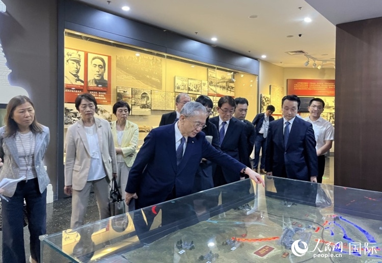 創(chuàng)價學(xué)會會長原田稔（中）與青年代表團成員訪問中國人民抗日戰(zhàn)爭紀(jì)念館。人民網(wǎng)記者 陳思攝
