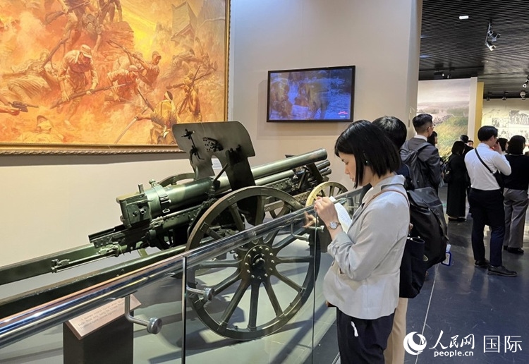 創(chuàng)價學(xué)會青年代表團成員在中國人民抗日戰(zhàn)爭紀(jì)念館參觀。人民網(wǎng)記者 陳思攝