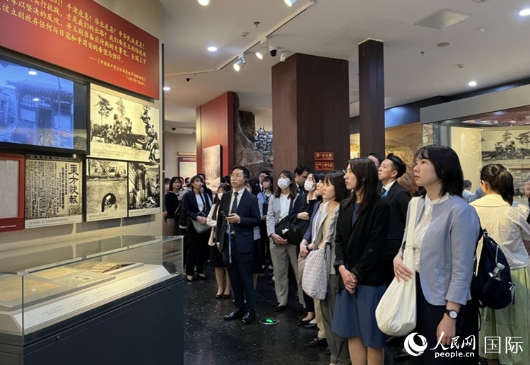 創(chuàng)價學(xué)會青年代表團成員在中國人民抗日戰(zhàn)爭紀(jì)念館參觀。人民網(wǎng)記者 陳思攝
