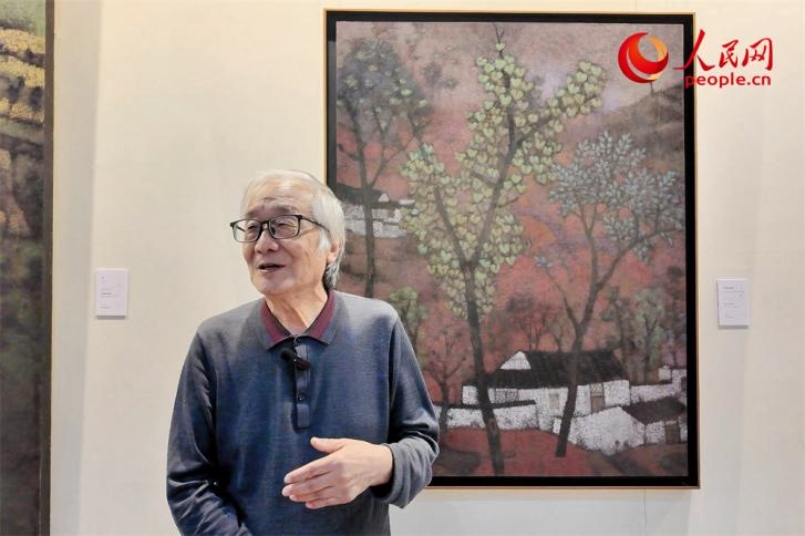 中央文史研究館書畫院院部委員、清華大學(xué)吳冠中藝術(shù)研究中心副主任王秦生正在接受人民網(wǎng)的采訪。人民網(wǎng)記者 劉微攝