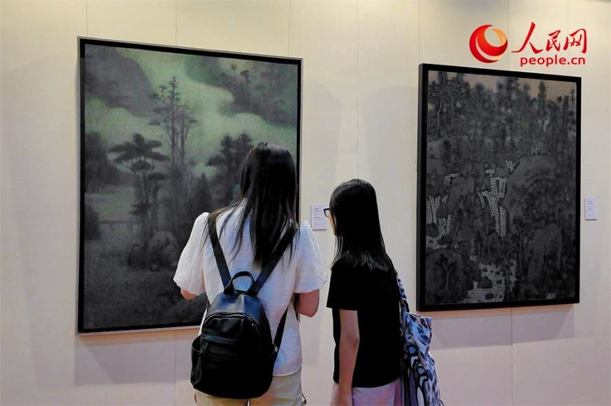 觀眾正在觀賞王秦生畫作《云山幽趣》。人民網(wǎng)記者 劉微攝