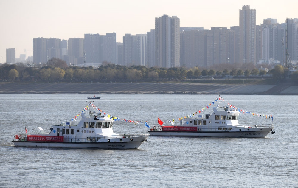 漁政執(zhí)法船隊(duì)從長江武漢段江面駛過，啟動(dòng)長江流域重點(diǎn)水域“十年禁漁”（2020年12月31日攝）。新華社記者 程敏 攝