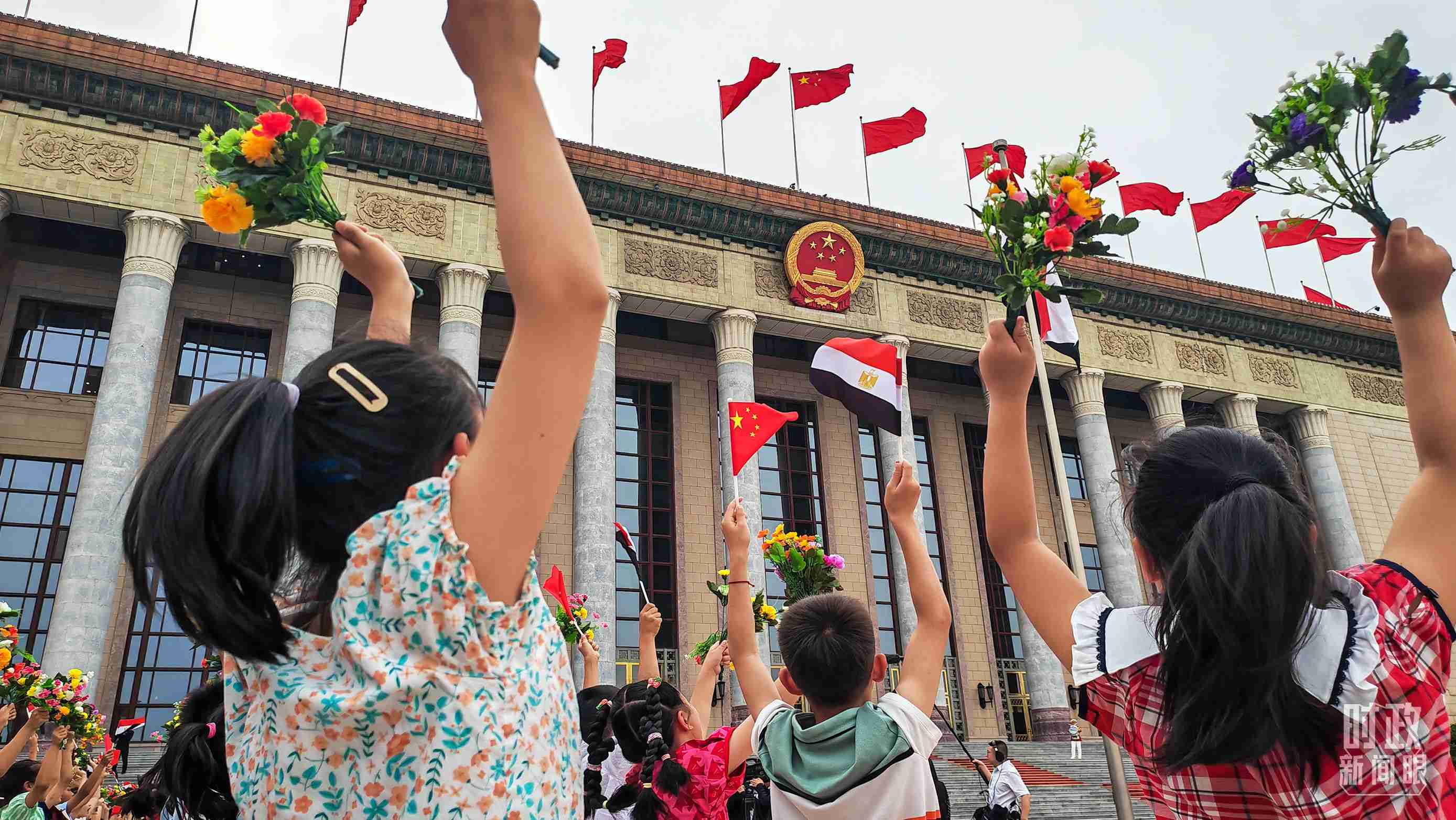 △5月29日下午，習(xí)近平主席舉行儀式歡迎埃及總統(tǒng)塞西訪華。圖為歡迎儀式現(xiàn)場(chǎng)的少年兒童。（總臺(tái)央視記者劉琦拍攝）