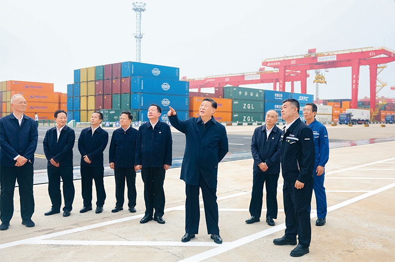 2024年5月22日至24日，中共中央總書(shū)記、國(guó)家主席、中央軍委主席習(xí)近平在山東考察。這是22日下午，習(xí)近平在日照港察看全自動(dòng)化集裝箱碼頭作業(yè)場(chǎng)景。 新華社記者 鞠鵬/攝