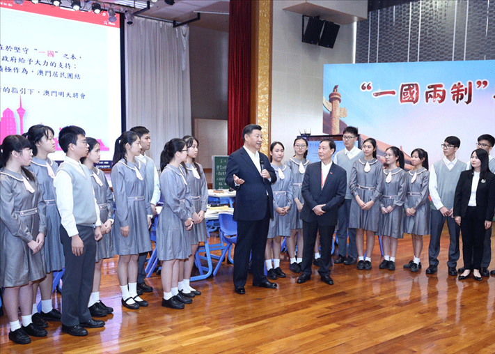 2019年12月19日，習近平總書記來到澳門濠江中學附屬英才學校，和師生親切交流。