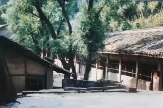 這是之江小學(xué)的前身——四川省南充市嘉陵區(qū)一所山區(qū)小學(xué)的校舍（資料照片翻拍）。
