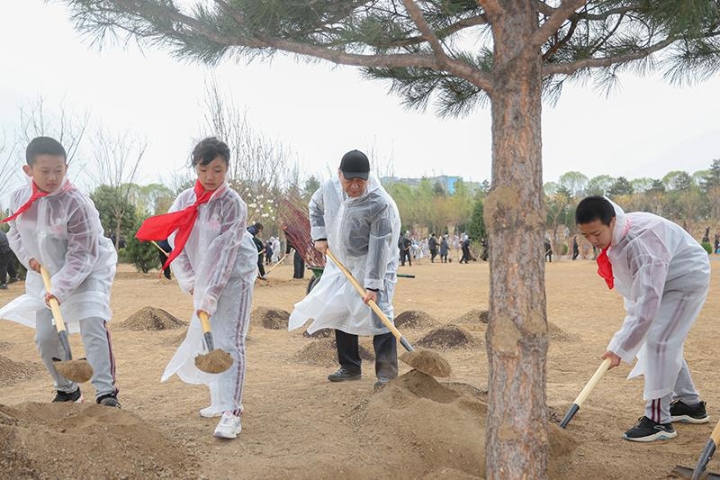 2023年4月4日，習近平總書記來到北京市朝陽區(qū)東壩中心公園參加首都義務(wù)植樹活動。這是總書記同孩子們一起植樹。