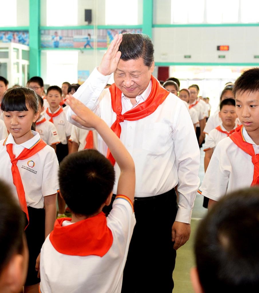 2014年5月30日，習(xí)近平總書記來到北京市海淀區(qū)民族小學(xué)，參加慶?！傲弧眹H兒童節(jié)活動。新華社記者 李濤 攝