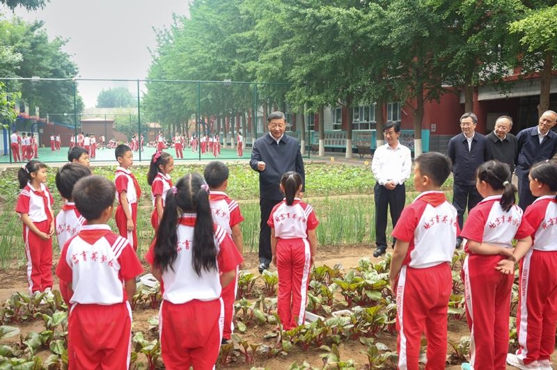 2023年5月31日，習近平總書記在北京育英學校同小學生們親切交流。