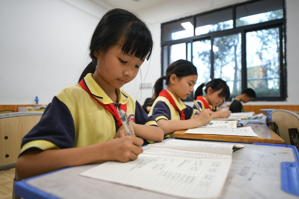 5月30日，學(xué)生在之江小學(xué)“留守兒童之家”寫作業(yè)。