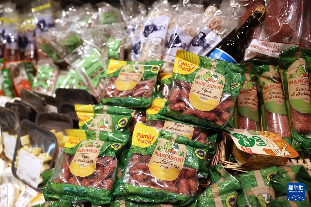 這是5月31日在比利時布魯塞爾一家超市拍攝的各類食品。新華社記者 趙丁喆 攝