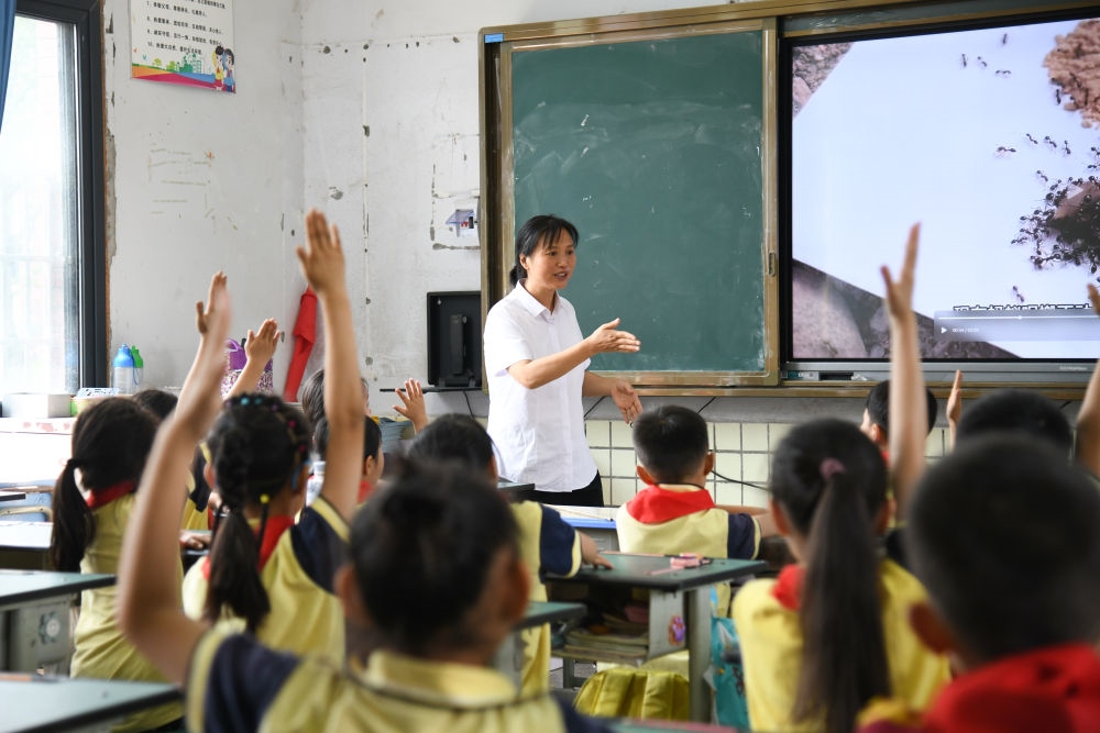 5月31日，學(xué)生在科學(xué)課上與老師互動(dòng)。新華社記者 胥冰潔 攝