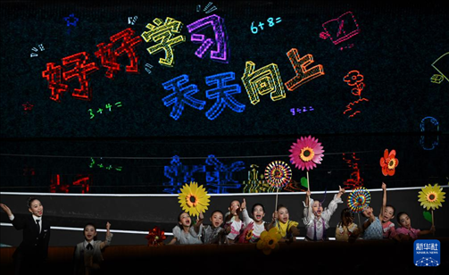 6月1日，演員在“我和祖國一起成長”主題演出活動中表演。新華社記者 金良快 攝