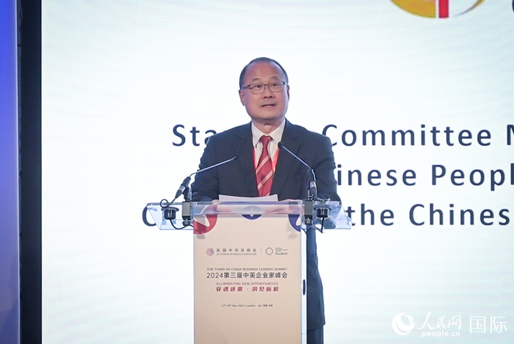 香港中華總商會(huì)會(huì)長(zhǎng)、香港新華集團(tuán)主席蔡冠深致辭。人民網(wǎng) 郭錦標(biāo)攝