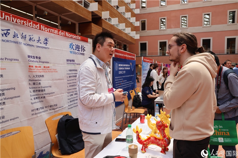 西班牙應(yīng)屆畢業(yè)生在展臺(tái)前咨詢。人民網(wǎng)記者 顏歡攝