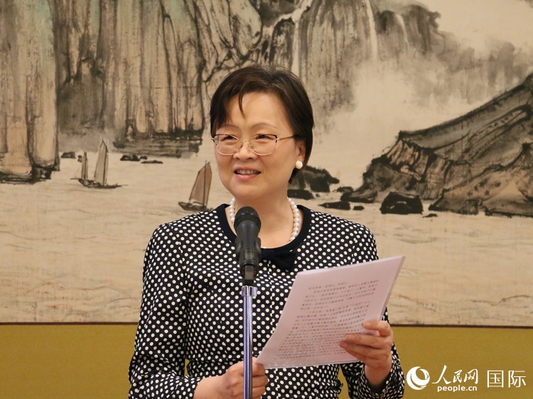 大使夫人丁玥致辭。人民網(wǎng) 許可攝