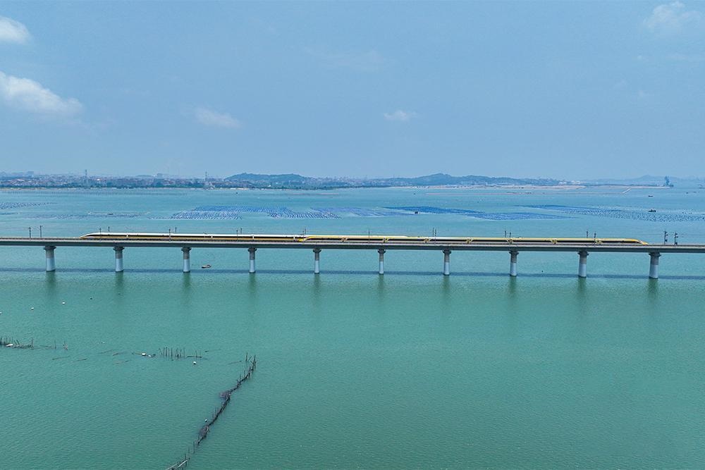 △2023年6月28日，CR450動車組試驗列車在湄洲灣跨海大橋交會運行，單列最高運行時速達到453公里。