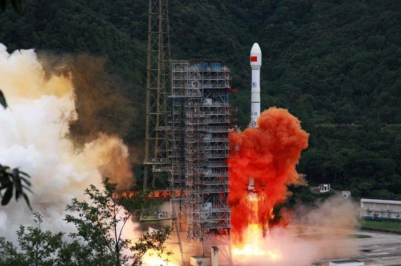 △2020年6月23日，我國北斗三號全球衛(wèi)星導航系統(tǒng)最后一顆組網(wǎng)衛(wèi)星在西昌衛(wèi)星發(fā)射中心點火升空。同年7月，北斗三號系統(tǒng)正式開通全球服務，“中國的北斗”真正成為“世界的北斗”。
