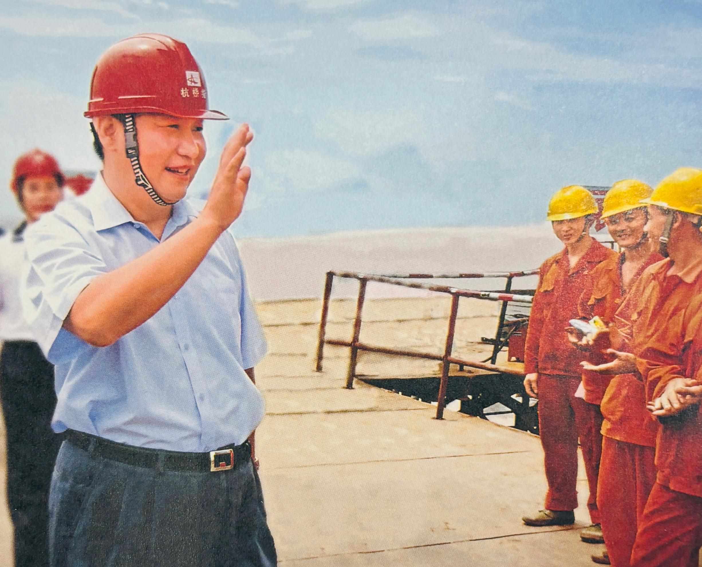 △2006年7月12日，習近平在杭州灣跨海大橋嘉興市海鹽段建設工地慰問工人。