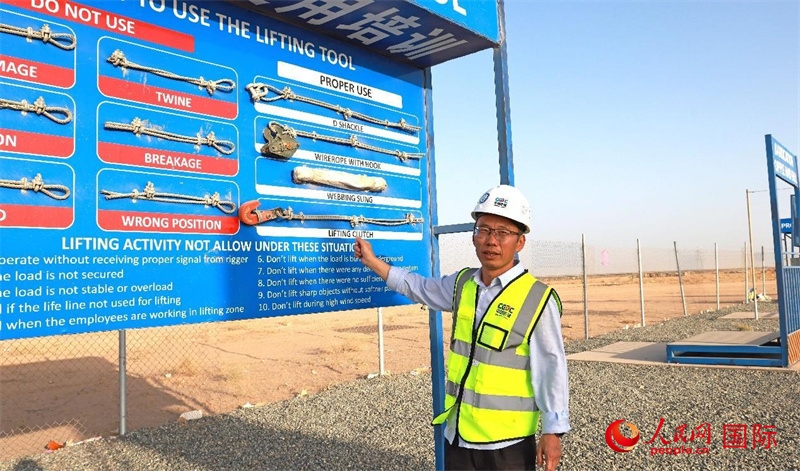 中國能建國際工程公司副總經理兼阿爾舒巴赫電站項目經理熊高峽展示安全培訓中心設施。人民網記者 管克江攝