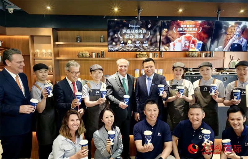 巴西副總統(tǒng)阿爾克明在北京某咖啡店推廣巴西咖啡。人民網(wǎng)記者 符園園攝