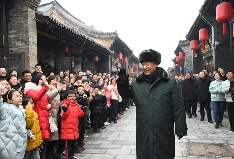 2022年1月27日，習(xí)近平總書記在山西平遙古城向現(xiàn)場群眾揮手致意。