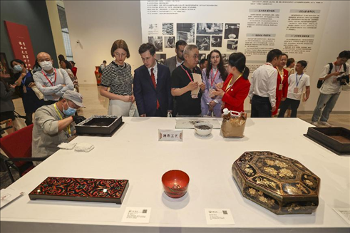 2023年5月28日，北京，推光漆器匠人為駐華使節(jié)展示技藝。